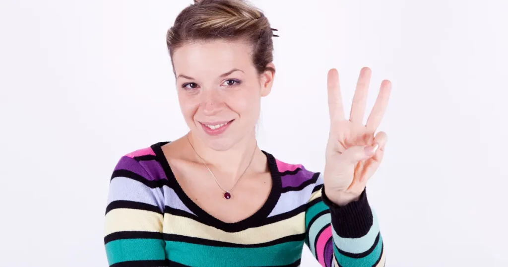 骨盤が立つ椅子の条件（座面角度・太もも裏の圧迫軽減・ランバーサポート）を説明する図解