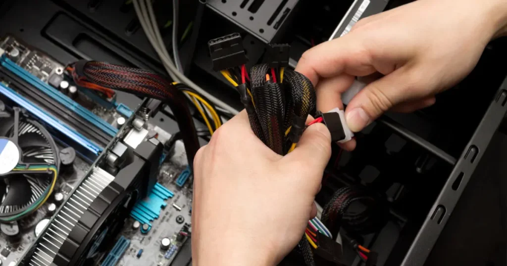 モニター裏のケーブルを配線モールとスリーブでまとめたPCデスクの写真