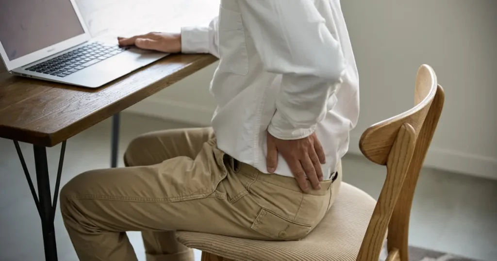 在宅ワークで腰痛や肩こりを防ぐために重要なデスクチェア選びのイメージ