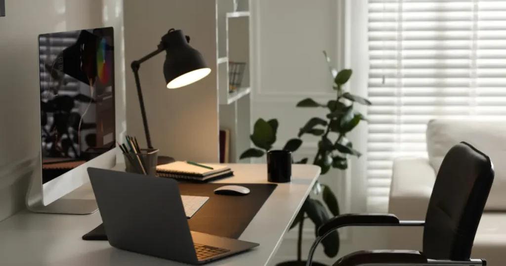 デスクマットの素材別メンテナンス方法をまとめた図（PUレザー・フェルト・ラバー・TPU）