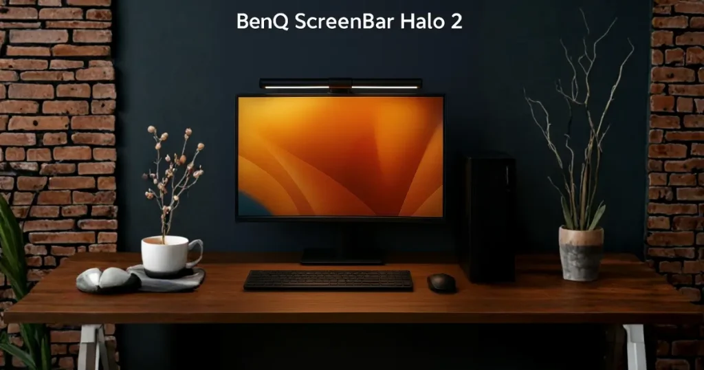 湾曲モニターの上部にBenQ ScreenBar Halo 2を設置したデスク環境。非対称照明で手元を明るく照らしている様子