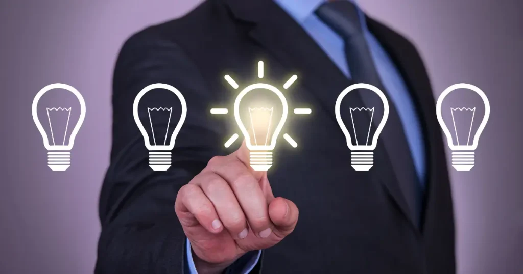 デスク収納を組み合わせて効率化するテクニックを示すイメージ（ラック×アーム、トレー×ケーブルボックスなど）