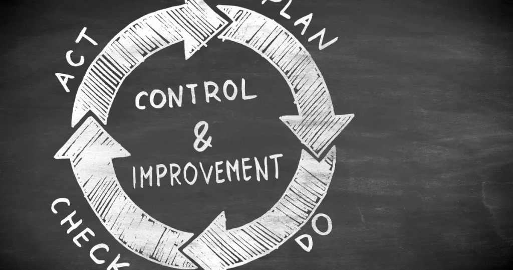 在宅ワークの作業効率を上げるために整えられたデスク環境とPC作業のイメージ