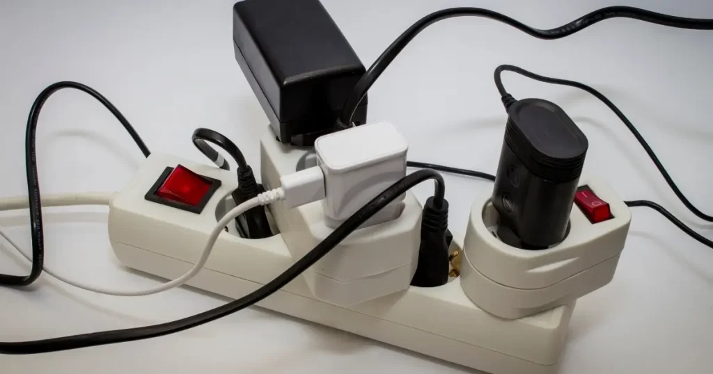 モニター裏に電源タップを固定できる長尾製作所のVESA対応ホルダー NB-PTAP-VESA の設置イメージ