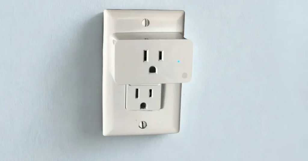 TP-Link Tapo P105スマートプラグの外観と家電自動化のイメージ