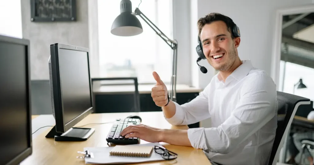 在宅ワークを快適にするおすすめガジェットのイメージ写真（ケーブル・マウス・充電器など）