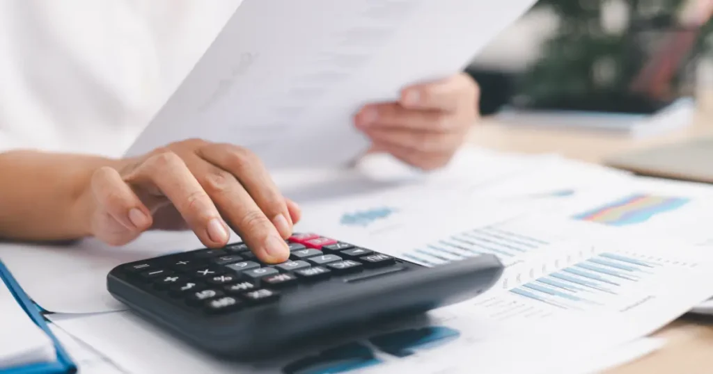 予算別にアップグレードできる在宅ワーク用デスクセットアップのイメージ。3万〜20万円の構成例を示すワークスペース。