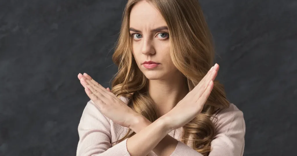 猫背を悪化させるNGデスク環境(ノートPC直置き・椅子の低さ・モニターのズレなど)を示した注意イラスト