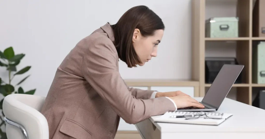 在宅ワークで巻き肩になる原因を示す図（机の高さ・椅子の高さ・モニター位置の問題）