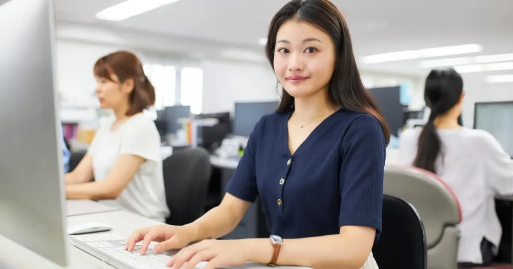 骨盤が後傾・前傾・ニュートラルの違いを示す図。正しい姿勢と腰痛の関係を解説するイメージ