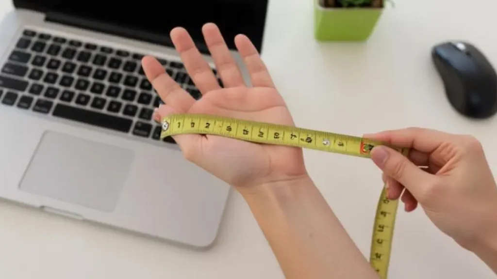 手首のシワから中指の先までを測ってマウスサイズを確認する手の測定方法(初心者向けマウスサイズの選び方)